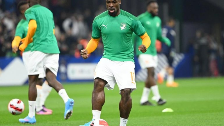 Serge Aurier revient au RC Lens et entame une nouvelle vie sur le banc