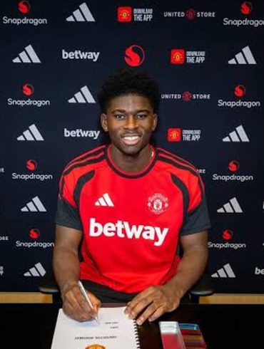 Carlos Baleba quitte Brighton et rejoint officiellement Manchester United après trois saisons en Premier League.