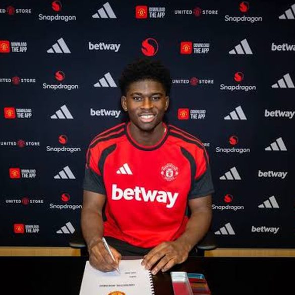 Carlos Baleba quitte Brighton et rejoint officiellement Manchester United après trois saisons en Premier League.