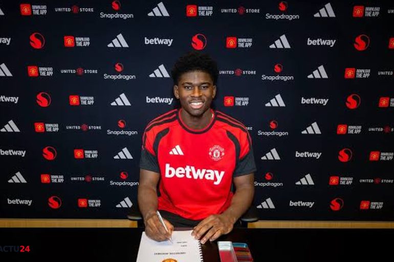 Carlos Baleba quitte Brighton et rejoint officiellement Manchester United après trois saisons en Premier League.
