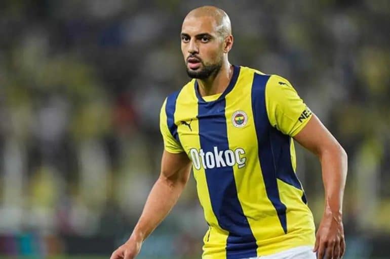 Sofyan Amrabat souhaite poursuivre son aventure au Betis, mais les négociations financières restent difficiles.