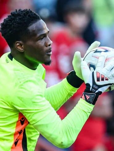 Matthieu Epolo reste au Standard de Liège après le retrait annoncé du Valence CF.