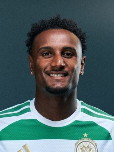 Haissem Hassan pose avec le maillot du Celtic Glasgow après sa signature.
