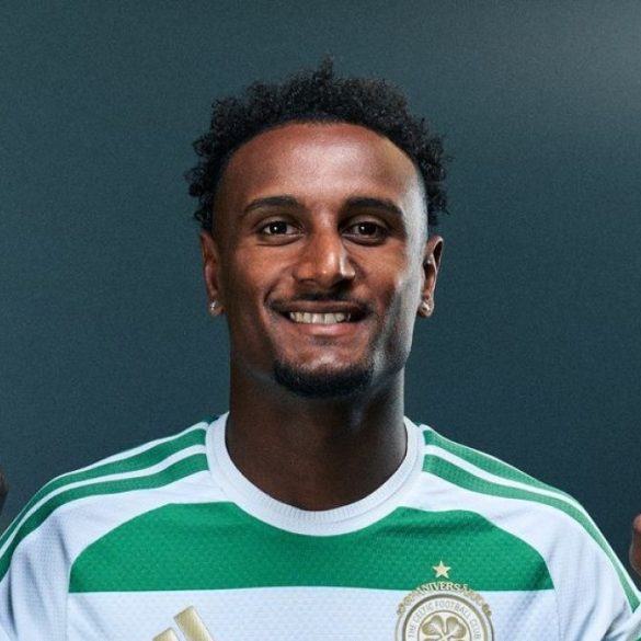 Haissem Hassan pose avec le maillot du Celtic Glasgow après sa signature.
