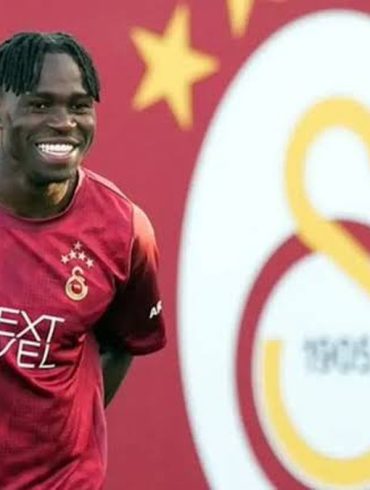 Wilfried Singo souhaiterait rester une saison supplémentaire à Galatasaray malgré l’intérêt de Newcastle et de l’Inter Milan.