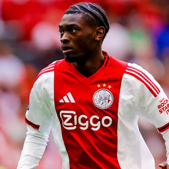 Jorthy Mokio sous les couleurs de l’Ajax Amsterdam, alors que son nom est associé au Real Madrid.