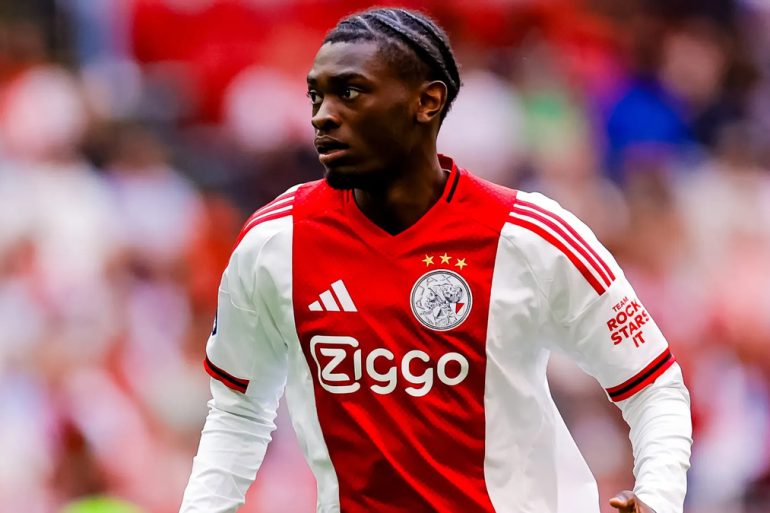 Jorthy Mokio sous les couleurs de l’Ajax Amsterdam, alors que son nom est associé au Real Madrid.