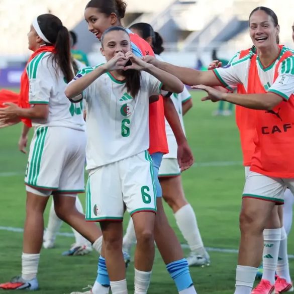 Les joueuses algériennes célèbrent leur qualification pour les quarts de finale après leur victoire contre le Kenya.