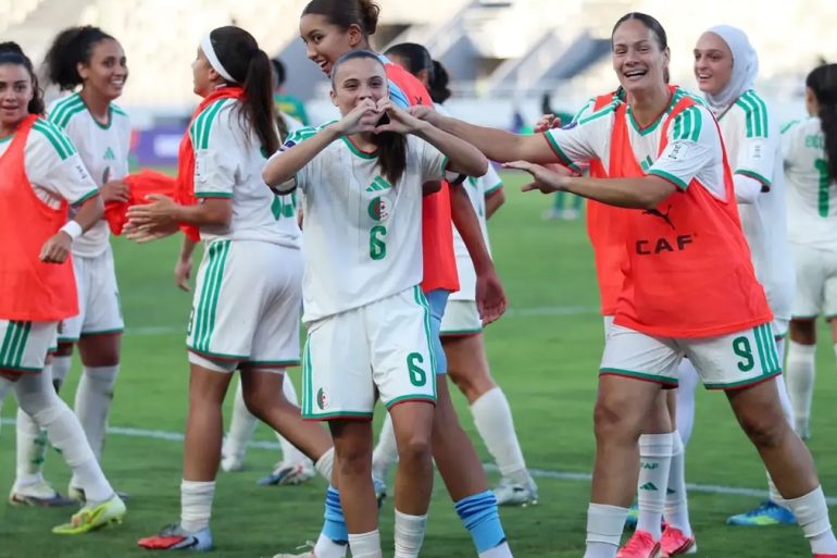 Les joueuses algériennes célèbrent leur qualification pour les quarts de finale après leur victoire contre le Kenya.