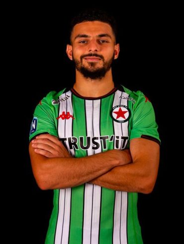 Ryad Hachem sous les couleurs du Red Star, alors que plusieurs cadors algériens suivent le latéral franco-algérien.