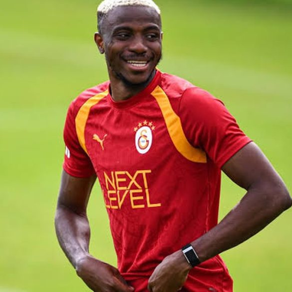Tottenham s’intéresse à Victor Osimhen, mais Galatasaray réclamerait environ 75 millions d’euros pour son attaquant nigérian.
