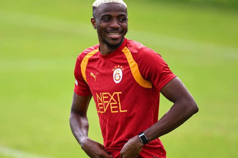 Tottenham s’intéresse à Victor Osimhen, mais Galatasaray réclamerait environ 75 millions d’euros pour son attaquant nigérian.