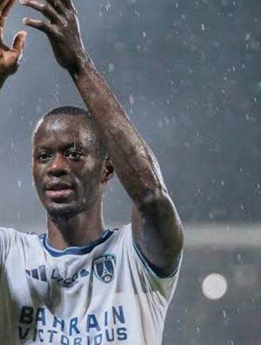 Moustapha Mbow attire plusieurs clubs anglais après une saison réussie avec le Paris FC.