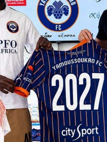 Hassan Aziz Sanogo pose avec le maillot de Yamoussoukro FC après avoir signé jusqu’en 2027.