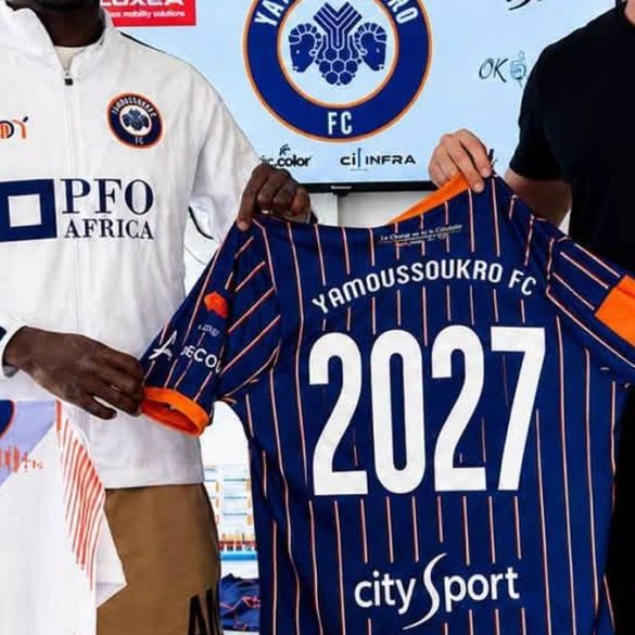 Hassan Aziz Sanogo pose avec le maillot de Yamoussoukro FC après avoir signé jusqu’en 2027.