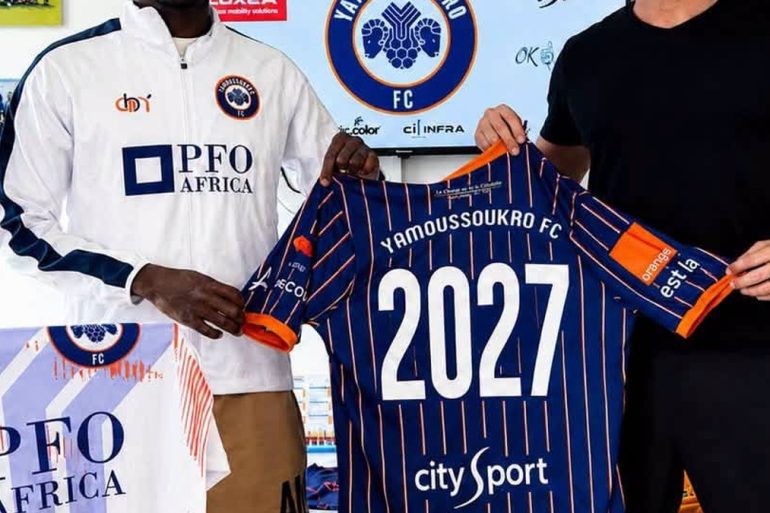 Hassan Aziz Sanogo pose avec le maillot de Yamoussoukro FC après avoir signé jusqu’en 2027.