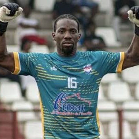 Bamba Idrissa présente le maillot du KF Sopoti 1962 après son départ du Stade d’Abidjan.