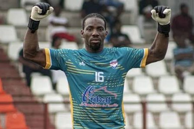 Bamba Idrissa présente le maillot du KF Sopoti 1962 après son départ du Stade d’Abidjan.