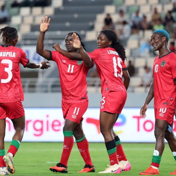 Tabitha et Temwa Chawinga célèbrent la qualification historique du Malawi pour la finale de la CAN féminine.