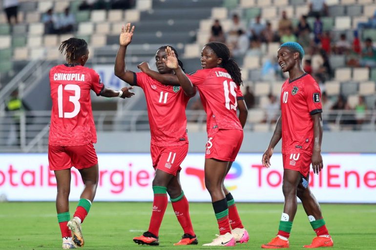 Tabitha et Temwa Chawinga célèbrent la qualification historique du Malawi pour la finale de la CAN féminine.