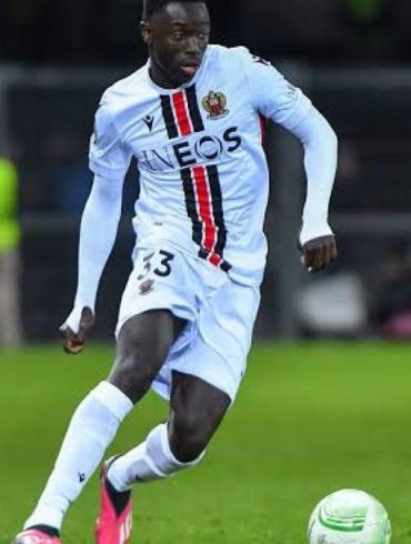 Antoine Mendy pourrait quitter l’OGC Nice, alors que Crystal Palace, la Fiorentina et l’Udinese suivent sa situation.