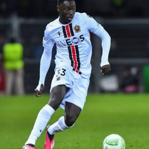 Antoine Mendy pourrait quitter l’OGC Nice, alors que Crystal Palace, la Fiorentina et l’Udinese suivent sa situation.