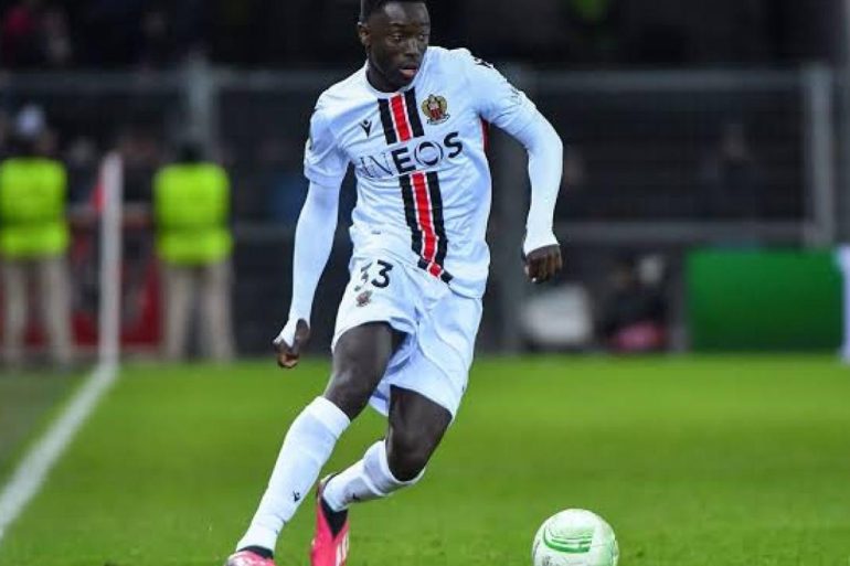 Antoine Mendy pourrait quitter l’OGC Nice, alors que Crystal Palace, la Fiorentina et l’Udinese suivent sa situation.
