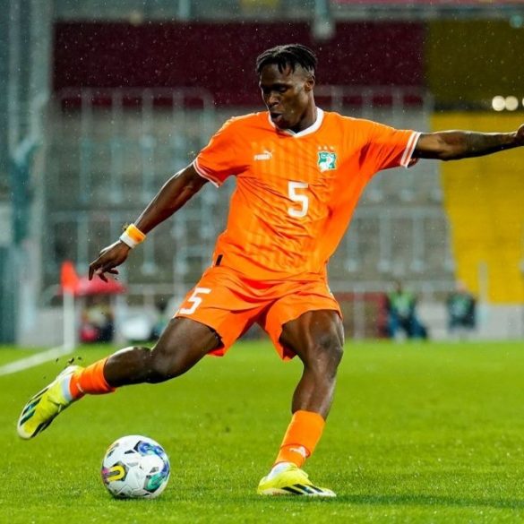 Manchester United aurait rencontré l’agent de Wilfried Singo pour étudier les conditions d’un éventuel transfert.