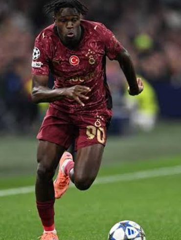 Wilfried Singo serait suivi par Liverpool, qui cherche à renforcer son secteur défensif pendant le mercato.