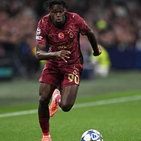 Wilfried Singo serait suivi par Liverpool, qui cherche à renforcer son secteur défensif pendant le mercato.