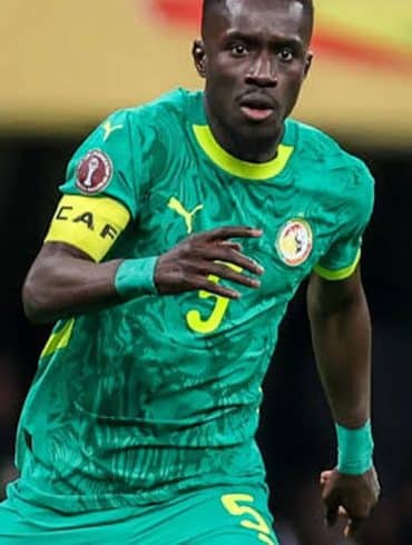 Idrissa Gueye pose sous ses nouvelles couleurs après sa signature à Al-Diriyah.