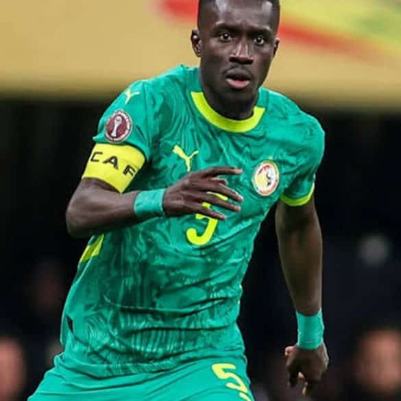 Idrissa Gueye pose sous ses nouvelles couleurs après sa signature à Al-Diriyah.