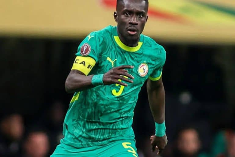 Idrissa Gueye pose sous ses nouvelles couleurs après sa signature à Al-Diriyah.