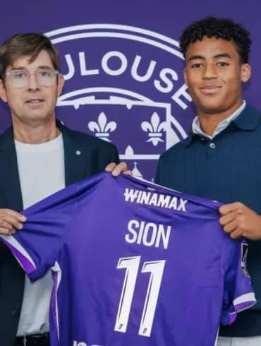 Sion Oppong rejoint Toulouse après ses débuts remarqués dans le championnat suédois.