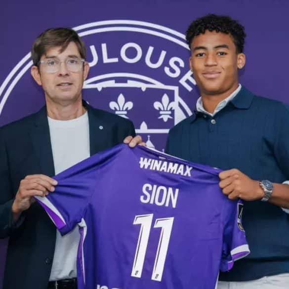 Sion Oppong rejoint Toulouse après ses débuts remarqués dans le championnat suédois.
