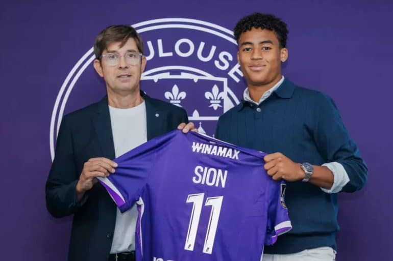 Sion Oppong rejoint Toulouse après ses débuts remarqués dans le championnat suédois.