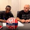 Aboubacar Konaté pose avec le maillot du Moghreb Tétouan après la signature de son contrat.