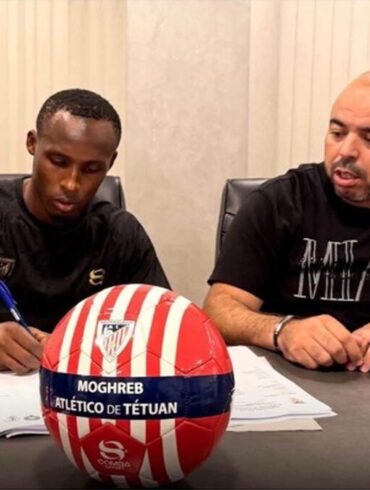 Aboubacar Konaté pose avec le maillot du Moghreb Tétouan après la signature de son contrat.