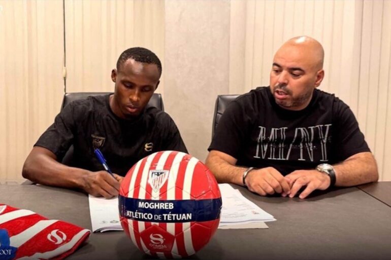 Aboubacar Konaté pose avec le maillot du Moghreb Tétouan après la signature de son contrat.