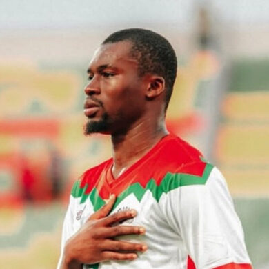 Adamo Nagalo avec le Burkina Faso. Le défenseur du PSV est annoncé indisponible jusqu’à la fin de la saison.