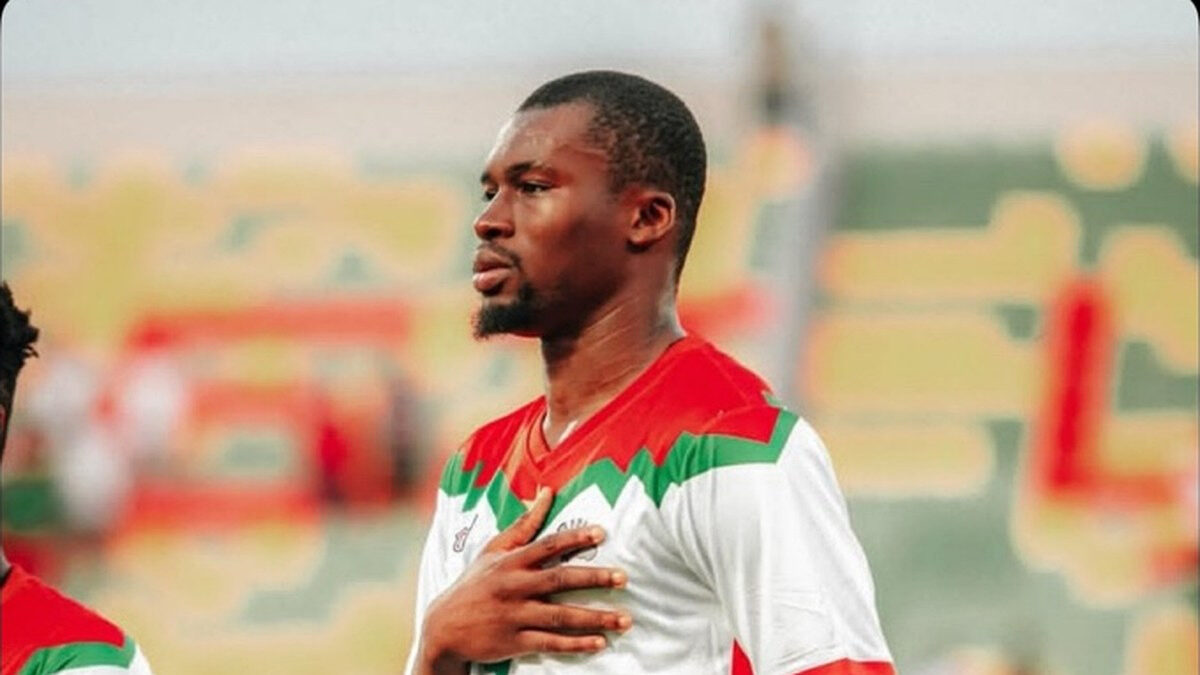 Adamo Nagalo avec le Burkina Faso. Le défenseur du PSV est annoncé indisponible jusqu’à la fin de la saison.