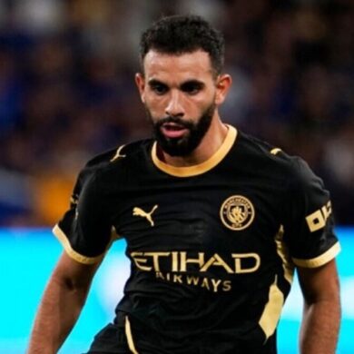 Rayan Aït-Nouri en action avec Manchester City