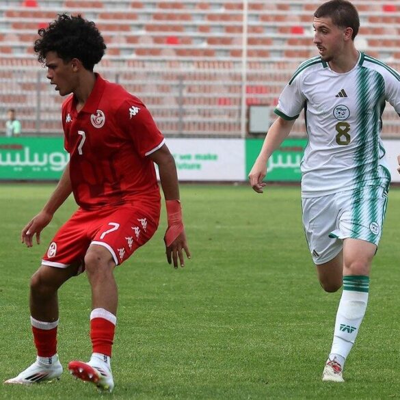 Joueurs U20 algériens et tunisiens en match.