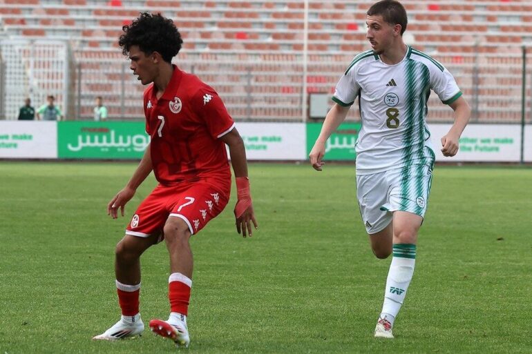 Joueurs U20 algériens et tunisiens en match.