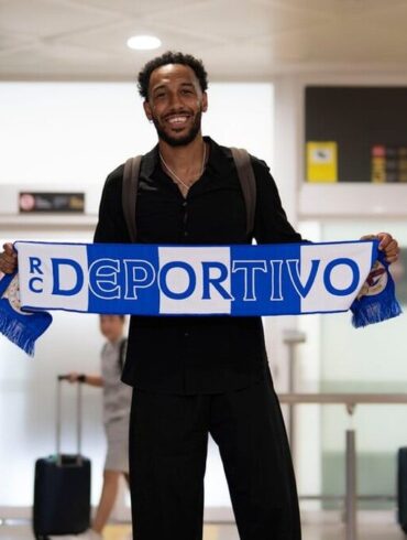 Pierre-Emerick Aubameyang tenant une écharpe du Deportivo La Coruña