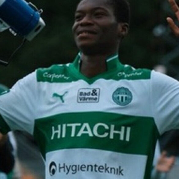 Axel Taonsa sous les couleurs de Västerås SK, où il vient de signer un doublé contre Malmö FF.
