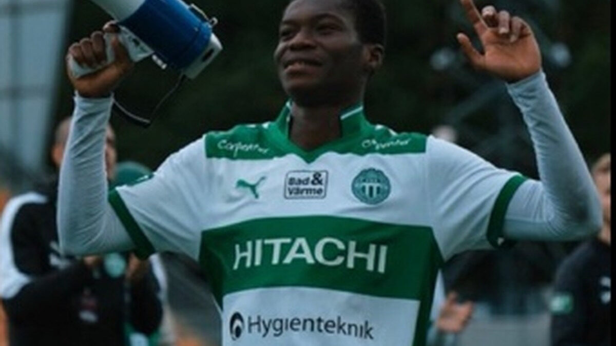 Axel Taonsa sous les couleurs de Västerås SK, où il vient de signer un doublé contre Malmö FF.