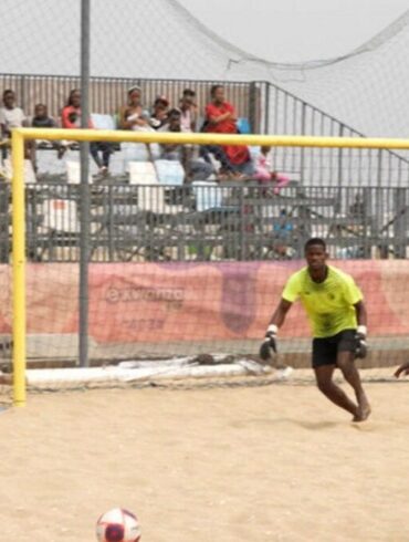 Sélection angolaise de beach soccer en action