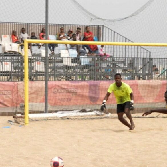 Sélection angolaise de beach soccer en action