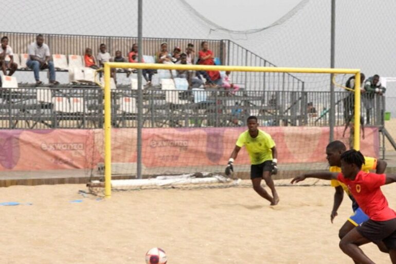 Sélection angolaise de beach soccer en action